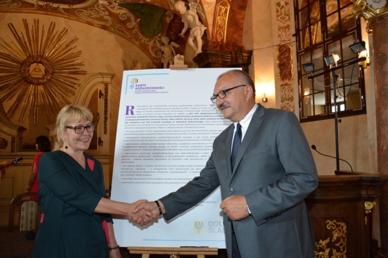 Marszałek podpisał Kartę Różnorodności przeciwko dyskryminacji  - fot. UMWD