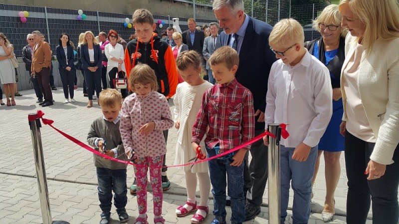 Wałbrzych: Przez lata służył jako komisariat, teraz zamieszkają w nim dzieci – fot. Bartosz Szarafin