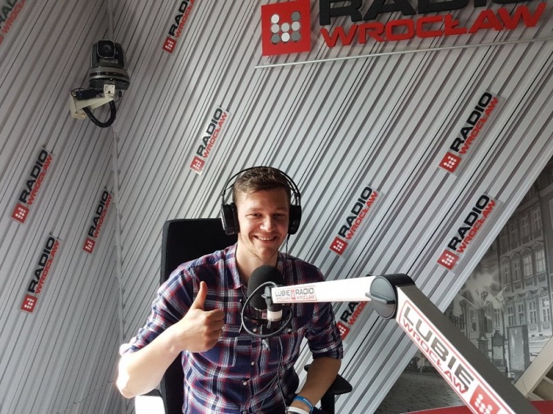 Jazda Próbna w Radiu Wrocław: Kamil Wołoszyn przed mikrofonem - fot. Łukasz Basta