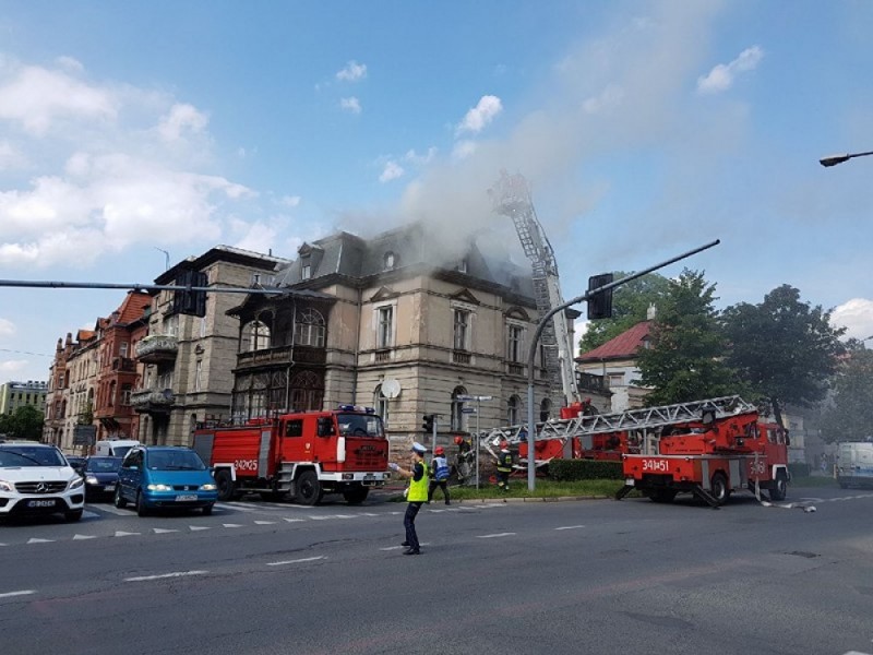 Jelenia Góra: Płonie poddasze jednego z domów przy ulicy Matejki - Fot. Piotr Słowiński
