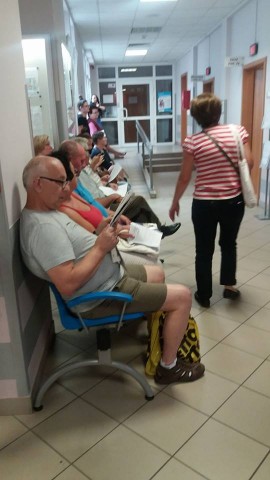 Tłumy w NFZ. Za czym kolejka ta stoi?  - 3