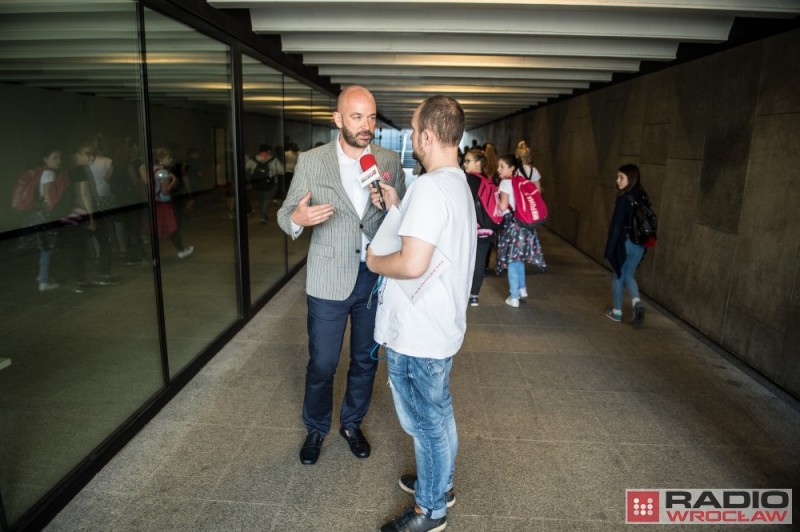 Jacek Sutryk kandydatem na prezydenta Wrocławia? Ktoś sonduje taką opcję - nz Jacek Sutryk z reporterem Radia Wrocław