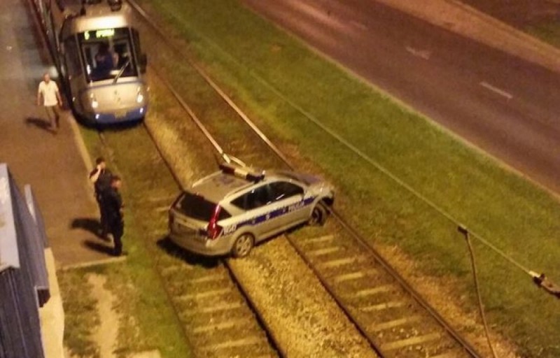 Radiowóz w poprzek torowiska. Policjanci spieszyli się na akcję [ZDJĘCIA] - 