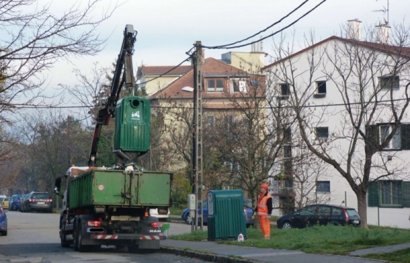 Wrocław: Starą kanapę mogę legalnie zostawić koło śmietnika -