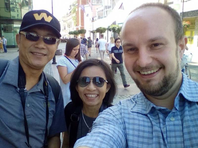 World Games jak magnes. Turyści z całego świata przyjechali do Wrocławia - Fot: P. Kaszuwara z turystami z Tajlandii