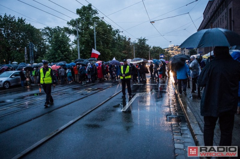 Manifestacja pod sądem we Wrocławiu. Mimo deszczu - fot. Andrzej Owczarek