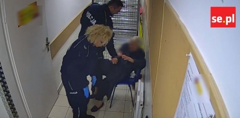 Wrocław: Policjanci biją starszą kobietę. Sprawę bada prokuratura [FILM] - fot. screen z filmu opublikowanego przez Super Express