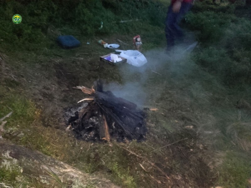 Urządzili sobie biwak z ogniskiem w... Karkonoskim Parku Narodowym - fot. KPN