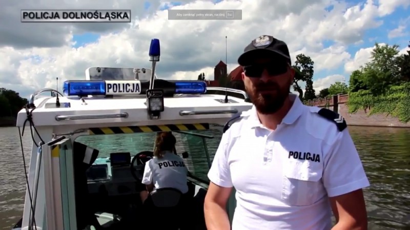 Wrocław: Policjanci i ratownicy uratowali topiącą się kobietę [FILM] - 