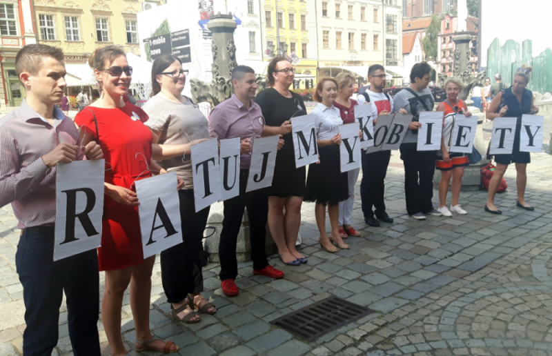 Zbierają podpisy pod projektem ustawy o prawach kobiet i świadomym rodzicielstwie - fot. Przemysław Gałecki