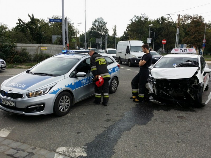 Wrocław: Wypadek na skrzyżowaniu ul. Ślężnej i Pułtuskiej [ZDJĘCIA, WIDEO] - fot. Radosław Bugajski