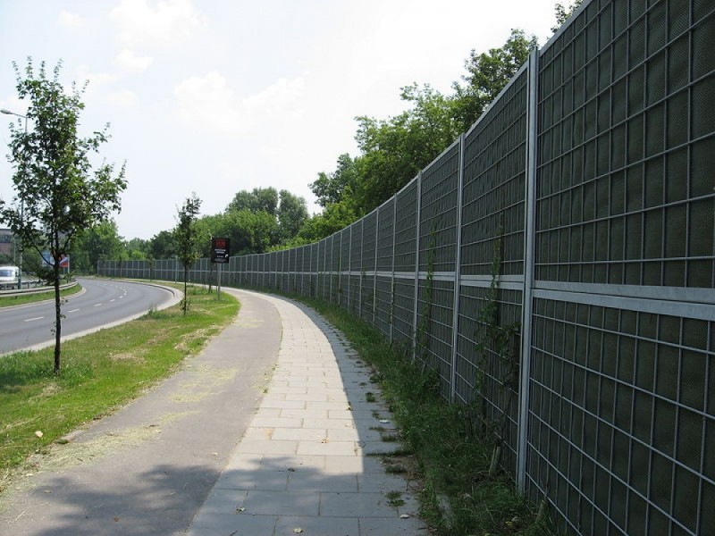 Legnica: Eksperci chcą zielonych ekranów akustycznych - Zamiast zwykłego ekranu akustycznego, lepiej sadzić krzaki - przekonują specjaliści