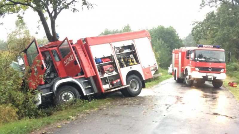 Wypadek z udziałem wozu strażackiego koło Sycowa - fot. Oleśnica998