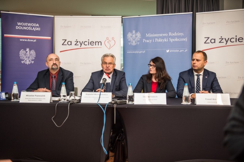 Wrocław: konsultacje na temat rządowego programu "Za życiem" - fot. Andrzej Owczarek