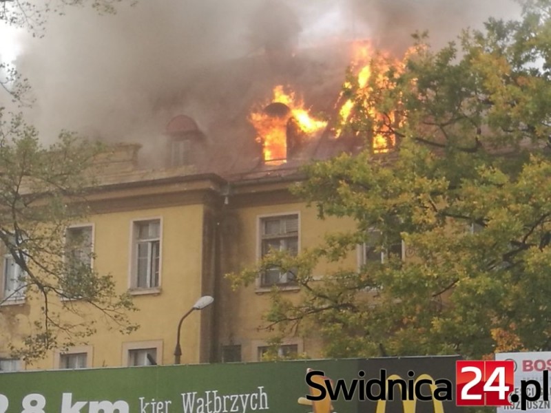Świdnica: Pożar dawnego szpitala przy ul. Westerplatte [FILM] - fot. Świdnica24.pl