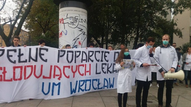Wrocław: Protest lekarzy rezydentów [ZOBACZ] - fot. Elżbieta Osowicz