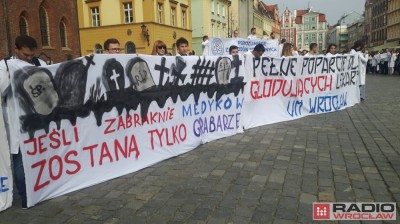 Wrocław: Lekarze i studenci medycyny wspierają głodujących rezydentów