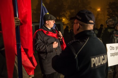 "Barbarzyńcy czy artyści"? Odmawiali różaniec przed teatrem [ZDJĘCIA] - 3