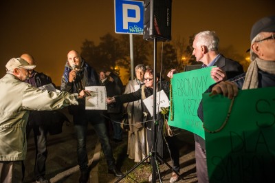 "Barbarzyńcy czy artyści"? Odmawiali różaniec przed teatrem [ZDJĘCIA] - 0