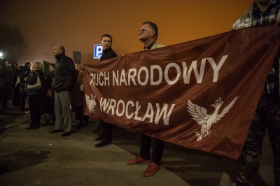 "Barbarzyńcy czy artyści"? Odmawiali różaniec przed teatrem [ZDJĘCIA] - 1