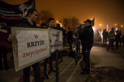 "Barbarzyńcy czy artyści"? Odmawiali różaniec przed teatrem [ZDJĘCIA] - 2