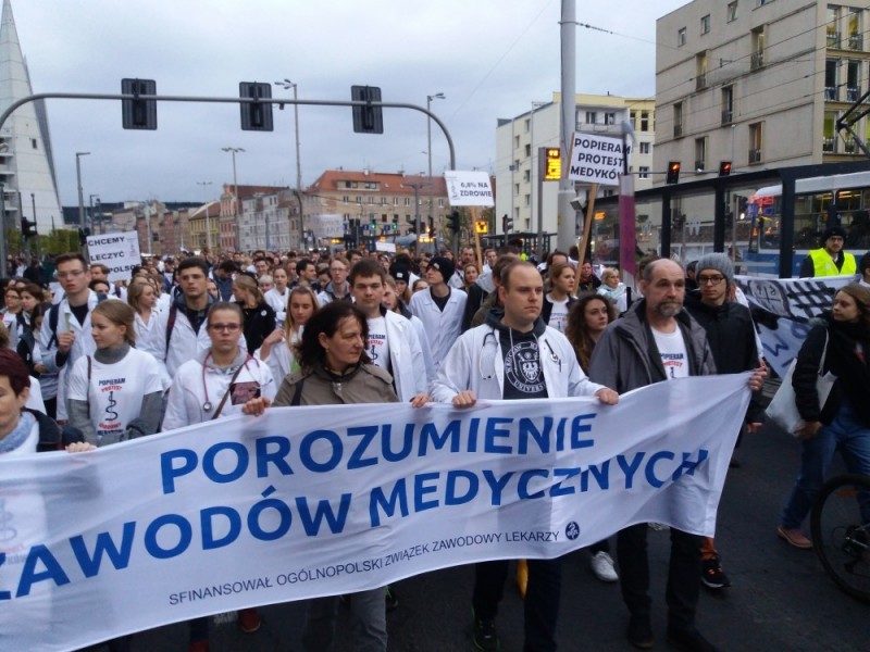 Protest medyków: Marsz poparcia we Wrocławiu [ FOTO, WIDEO] - fot. Radosław Bugajski