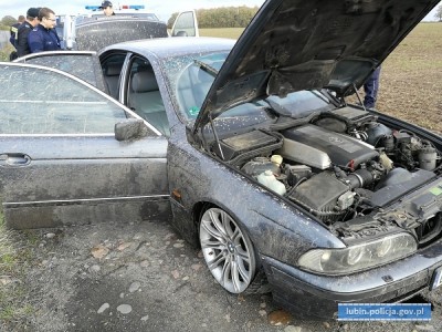 Chciał przejechać policjanta kradzionym samochodem - został zatrzymany po pościgu [FOTO, WIDEO]