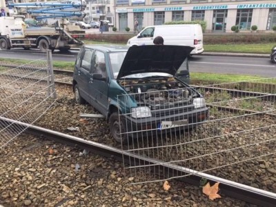 Wrocław: Wpadła w poślizg i zablokowała torowisko [ZDJĘCIA] - 1