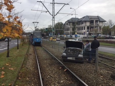 Wrocław: Wpadła w poślizg i zablokowała torowisko [ZDJĘCIA] - 2