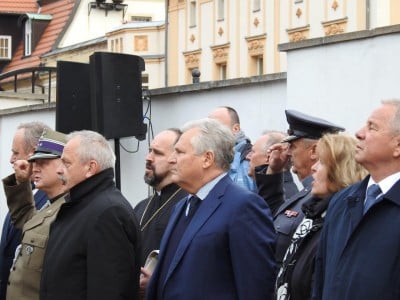 Aleksander Kwaśniewski w Jeleniej Górze na odsłonięciu tablicy upamiętniającej ofiary katastrofy smoleńskiej - 9