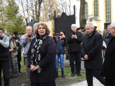 Aleksander Kwaśniewski w Jeleniej Górze na odsłonięciu tablicy upamiętniającej ofiary katastrofy smoleńskiej - 13