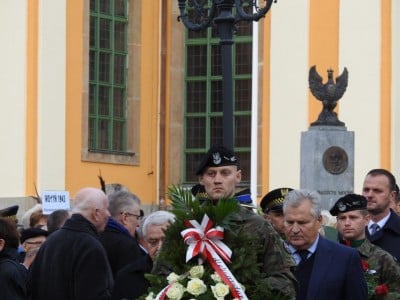 Aleksander Kwaśniewski w Jeleniej Górze na odsłonięciu tablicy upamiętniającej ofiary katastrofy smoleńskiej - 17
