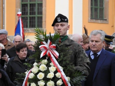 Aleksander Kwaśniewski w Jeleniej Górze na odsłonięciu tablicy upamiętniającej ofiary katastrofy smoleńskiej - 18