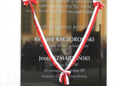 Aleksander Kwaśniewski w Jeleniej Górze na odsłonięciu tablicy upamiętniającej ofiary katastrofy smoleńskiej - 1