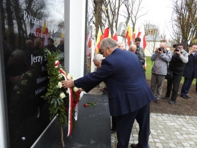 Aleksander Kwaśniewski w Jeleniej Górze na odsłonięciu tablicy upamiętniającej ofiary katastrofy smoleńskiej - 20
