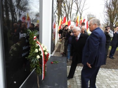 Aleksander Kwaśniewski w Jeleniej Górze na odsłonięciu tablicy upamiętniającej ofiary katastrofy smoleńskiej - 21