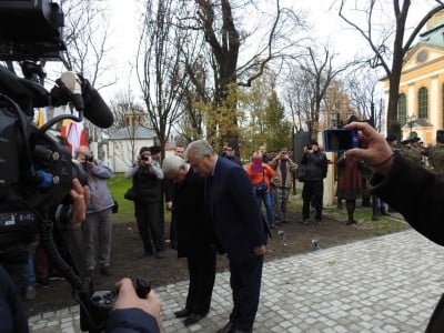 Aleksander Kwaśniewski w Jeleniej Górze na odsłonięciu tablicy upamiętniającej ofiary katastrofy smoleńskiej - 22