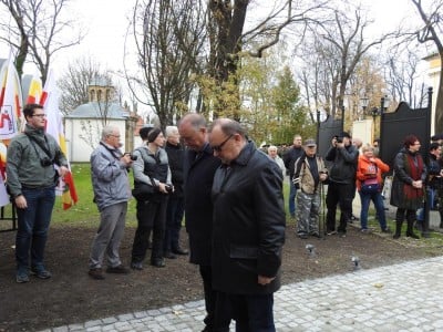 Aleksander Kwaśniewski w Jeleniej Górze na odsłonięciu tablicy upamiętniającej ofiary katastrofy smoleńskiej - 28