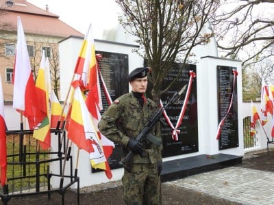 Aleksander Kwaśniewski w Jeleniej Górze na odsłonięciu tablicy upamiętniającej ofiary katastrofy smoleńskiej - 2