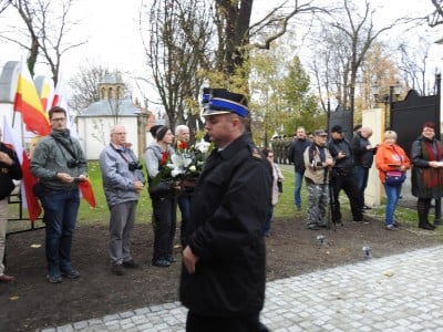Aleksander Kwaśniewski w Jeleniej Górze na odsłonięciu tablicy upamiętniającej ofiary katastrofy smoleńskiej - 29