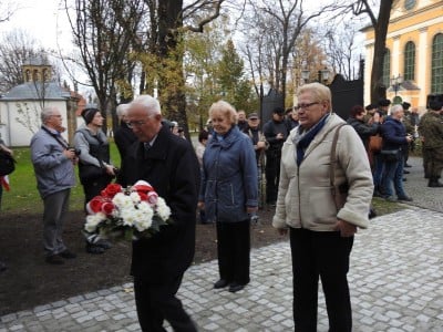 Aleksander Kwaśniewski w Jeleniej Górze na odsłonięciu tablicy upamiętniającej ofiary katastrofy smoleńskiej - 31