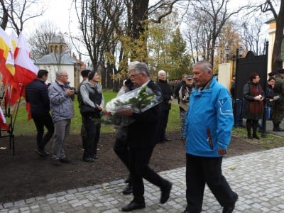 Aleksander Kwaśniewski w Jeleniej Górze na odsłonięciu tablicy upamiętniającej ofiary katastrofy smoleńskiej - 35