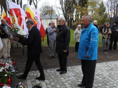 Aleksander Kwaśniewski w Jeleniej Górze na odsłonięciu tablicy upamiętniającej ofiary katastrofy smoleńskiej - 36