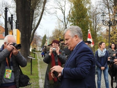 Aleksander Kwaśniewski w Jeleniej Górze na odsłonięciu tablicy upamiętniającej ofiary katastrofy smoleńskiej - 3