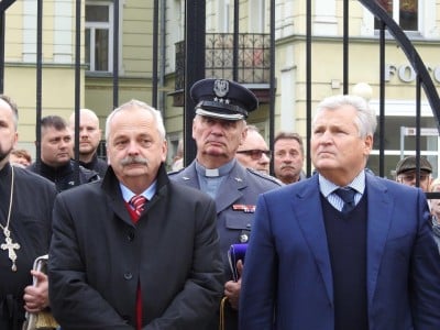 Aleksander Kwaśniewski w Jeleniej Górze na odsłonięciu tablicy upamiętniającej ofiary katastrofy smoleńskiej - 7