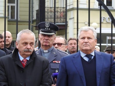 Aleksander Kwaśniewski w Jeleniej Górze na odsłonięciu tablicy upamiętniającej ofiary katastrofy smoleńskiej - 8