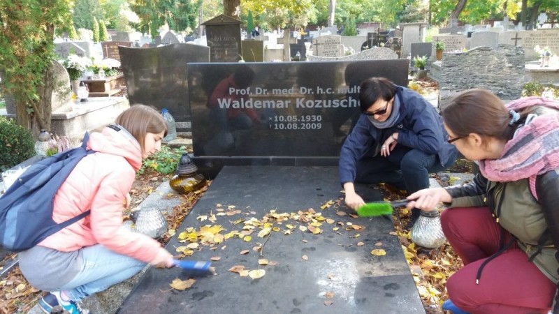 Wrocław: Porządkują nagrobki zmarłych profesorów - Fot: UWr