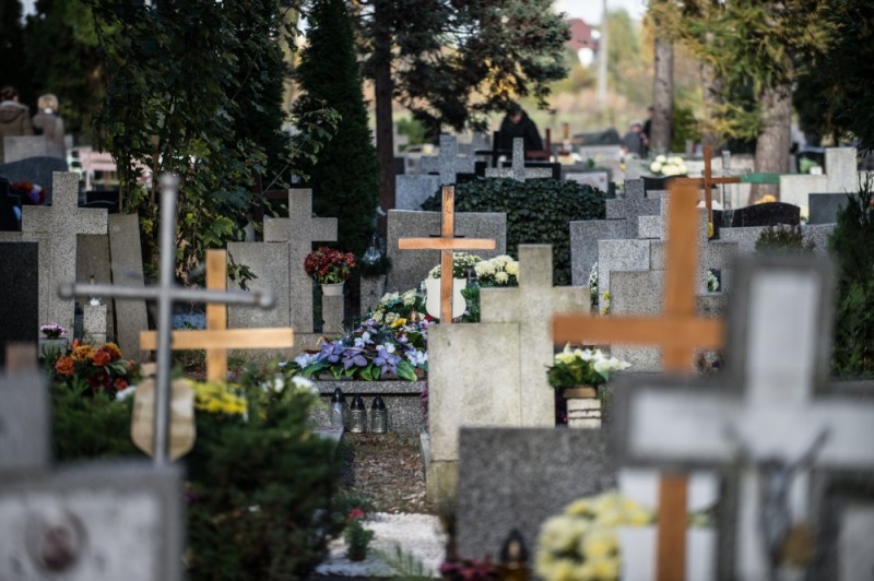 Jelenia Góra: Na cmentarze nie ma już zakazu wstępu, ale na niektóre kwartały wyłączone - zdjęcie ilustracyjne; fot. Andrzej Owczarek
