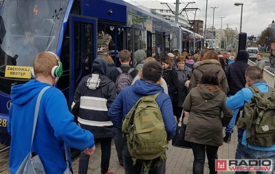 Pasażerowie wrocławskiej komunikacji jak śledzie... I na razie lepiej nie będzie
