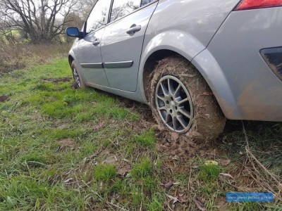 Nawigacja wywiodła ich w pole... dosłownie. Policjanci uratowali małżeństwo podczas orkanu